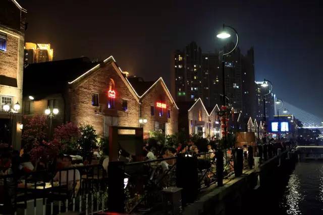 环市路酒吧街 华侨新村则更为鲜明,几乎所有的酒吧都是一幢幢独立的