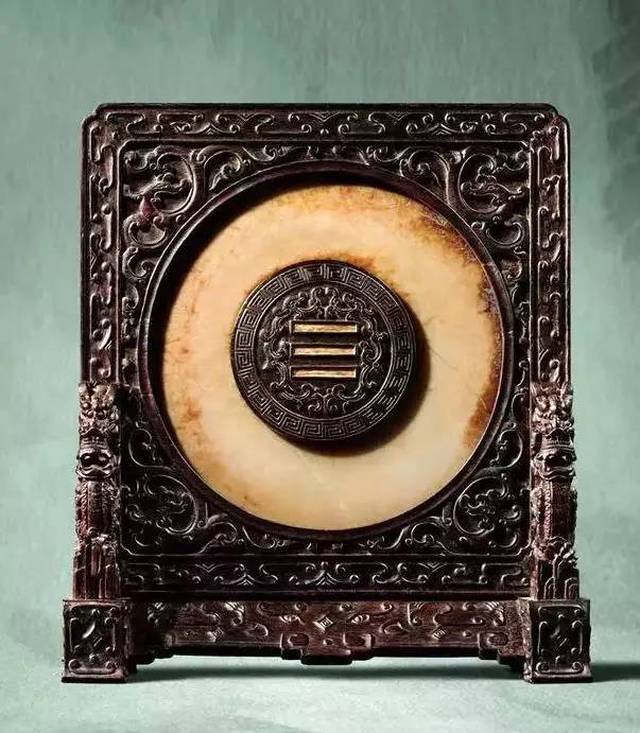乾隆御制紫檀刻包袱纹"虎伏研"盖盒,描金"乾隆御用"款