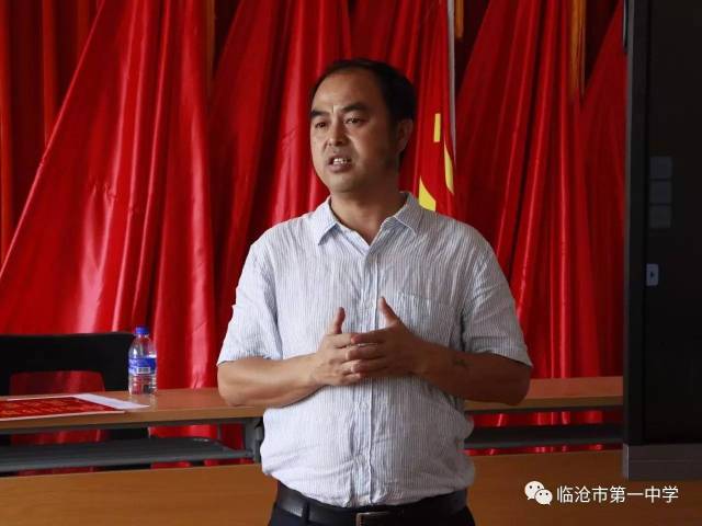 副校长高庆文,工会主席王廷明以及受赠毕业生参加捐赠仪式.