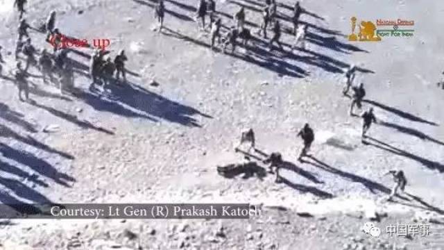 疑似中印士兵对峙画面,印兵被踹飞.