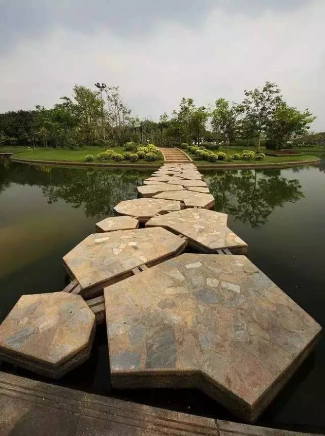 宽阔的大水面和水势急者,宜建紧贴水面的平桥或汀步.