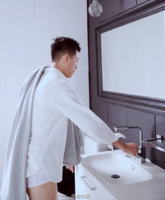 照片里也常常是半裸出镜,还裸的是下身.
