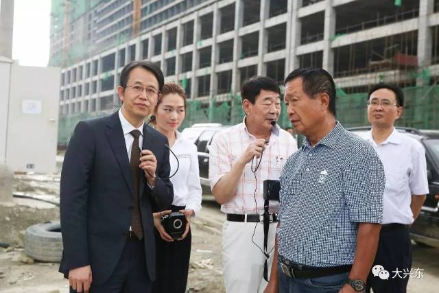 首先,安顺市政协副主席,市工商联主席,兴伟集团董事长王伟对考察团