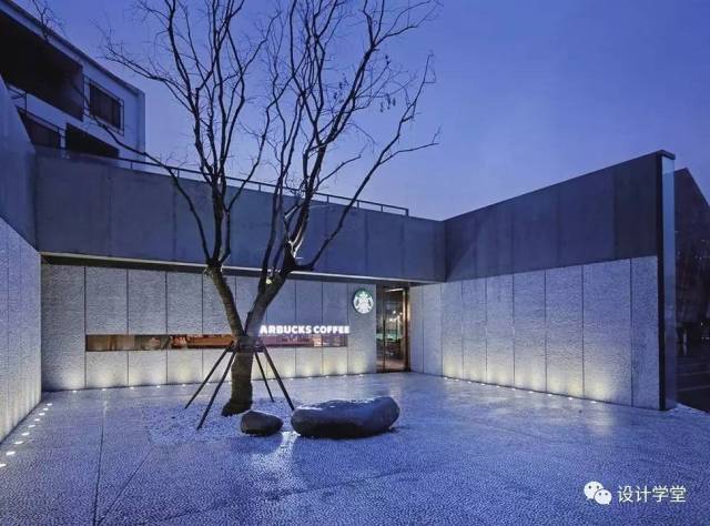 通过引入斜线切分平面,在矩形的平面中得到了半围合的入口空间以及