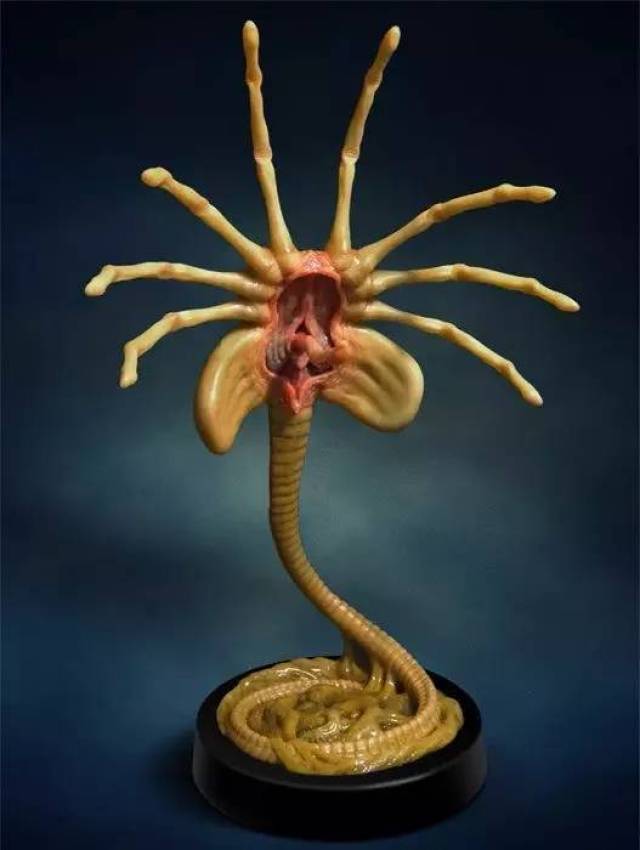 之前neca 公司就曾经推出过1:1 比例的「抱脸虫」的作品,当时看到就