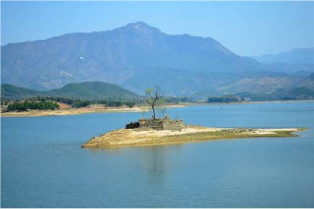 位于麻城市白果镇,盐田河镇,龟山镇境内,景区依托明山水库而建,规划总