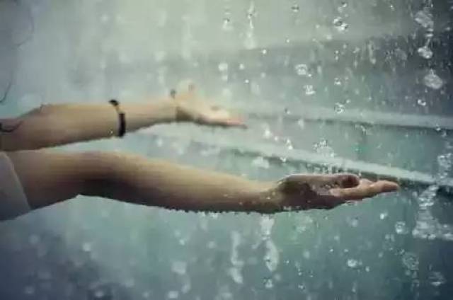 下雨天里 没有伞被淋湿了头发 可 你在哪?