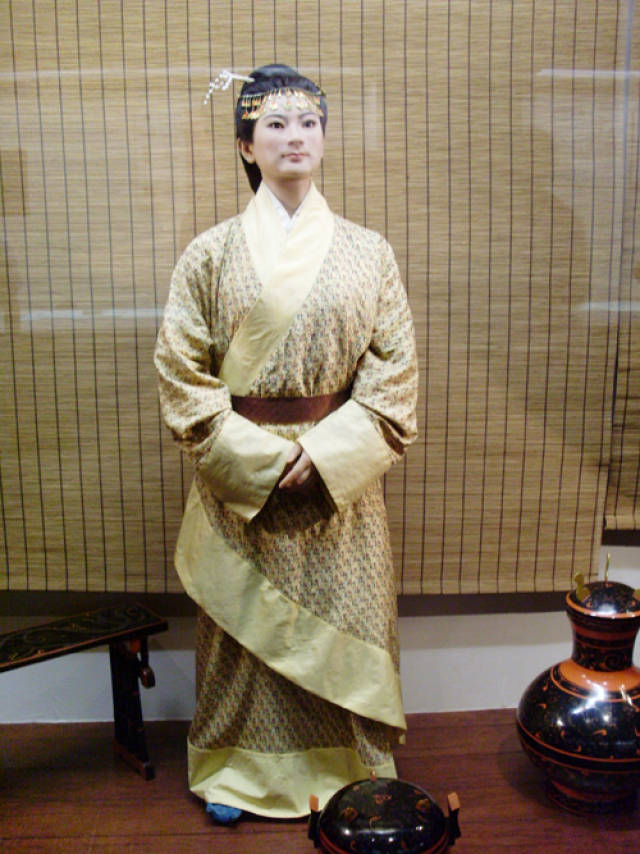 这具女尸现陈列在湖南省博物馆院内的汉墓陈列馆中,想要了解的可以去