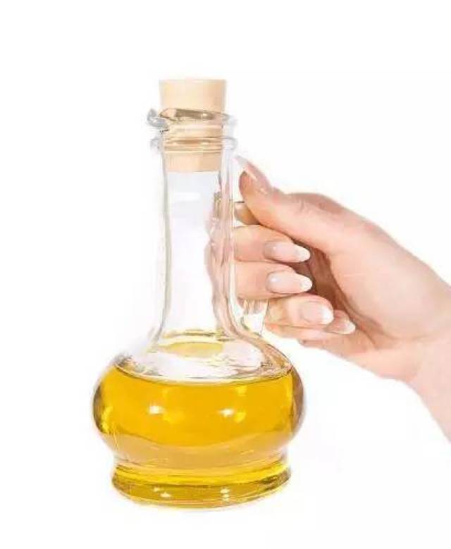 所以炒菜加油要适当,每人每天吃油25克,不超过30克为宜.