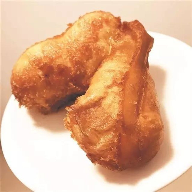 "马蹄酥",这一形似马蹄的油炸面点,也常被人们称为"甜油条",其经过