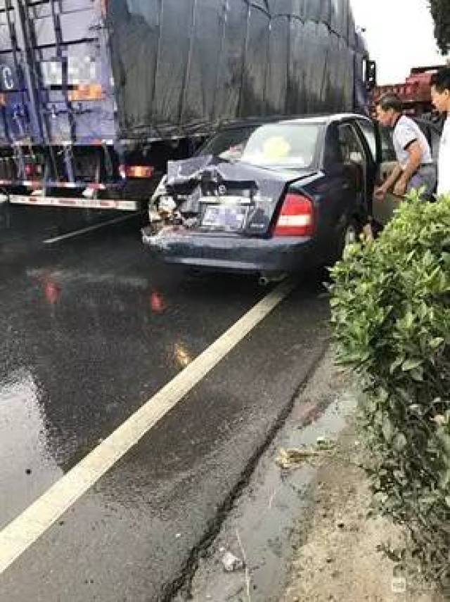 昨衢常320路段堵车近十多公里,原是这连环车祸,现场惨