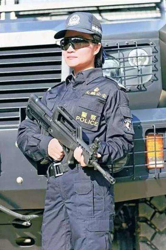 深圳警队二十最丨彭丽娜家族中警察最多的民警