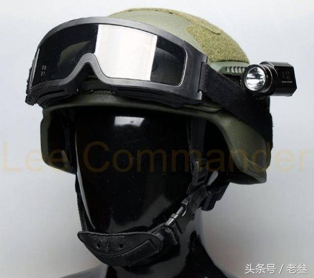 我国陆军配发新头盔,新版头盔可能要配骨传导耳机