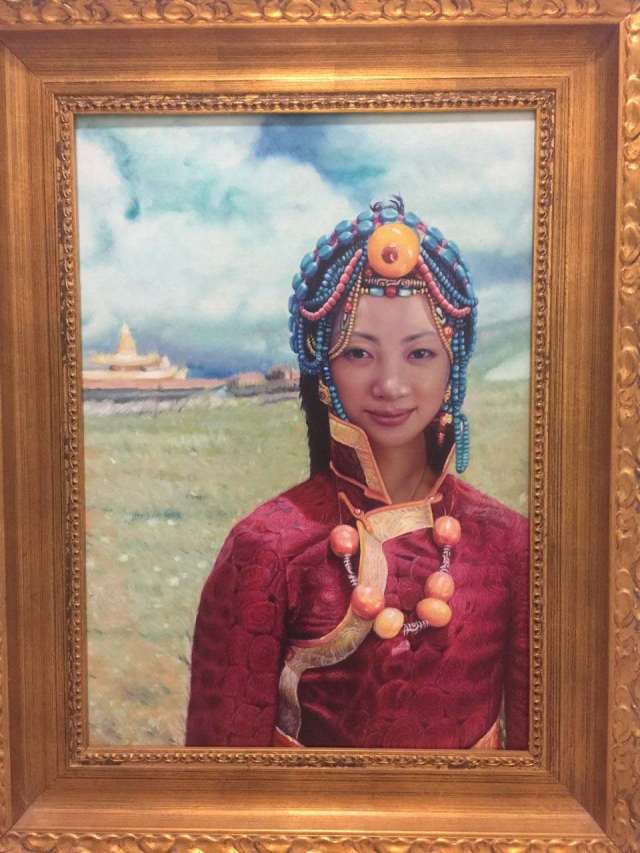 当全场沸腾之时,画中玛吉阿米的眼睛突然一闪,一位美丽藏族少女从画像