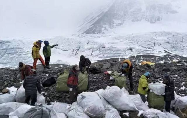 珠穆朗玛峰的悲哀:每年12吨的巨量排泄物是如何登上世界之巅的