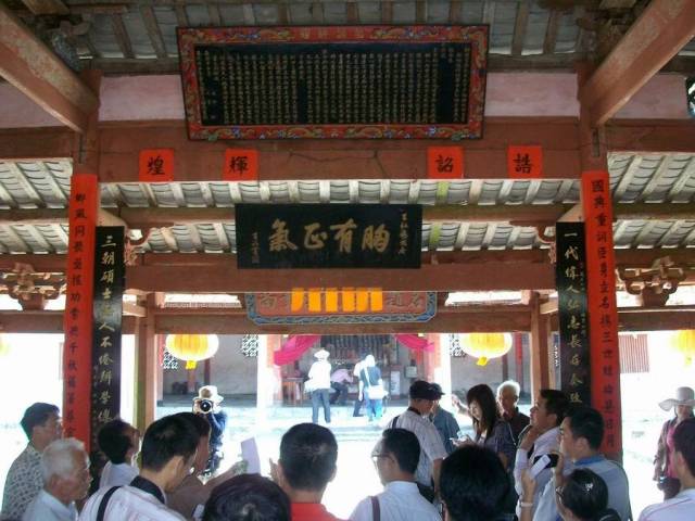 王氏宗祠.宗祠门上的楹联引人注目.这些文字告诉后人,王氏来自哪里.