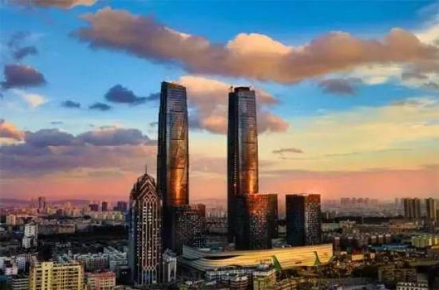 万达的双子塔高300米,是昆明最高的建筑,也是作为万达开业的第100家