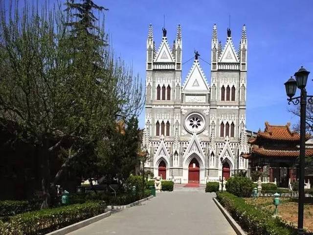 4 西直门教堂 西直门天主堂又名圣母圣衣堂, 俗称西堂,是北京四大天主