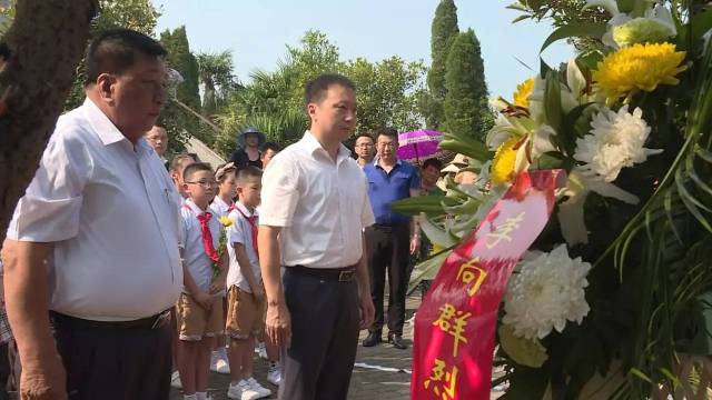 县长杨运春来到李向群的墓前,整理花篮.