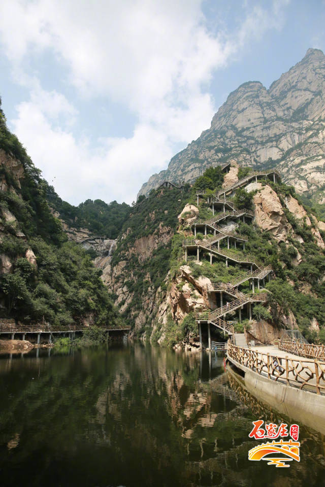 国内首条空中玻璃滑道落户灵寿县漫山花溪谷