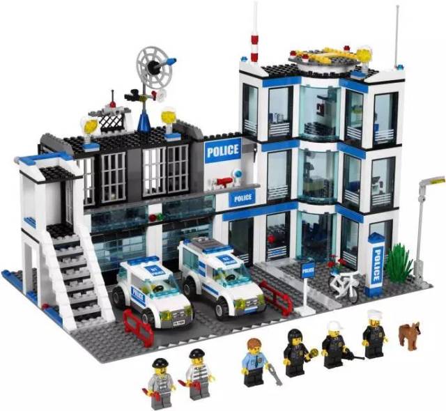 警察局是乐高城市系列里面的旗舰玩具组,也是乐高的创始玩具组.
