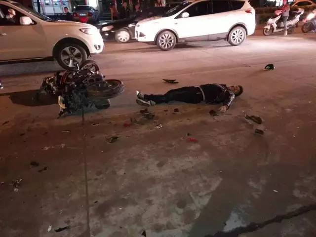 昨晚定边县明珠路发生惨烈交通事故,骑摩托男子不幸遇难!