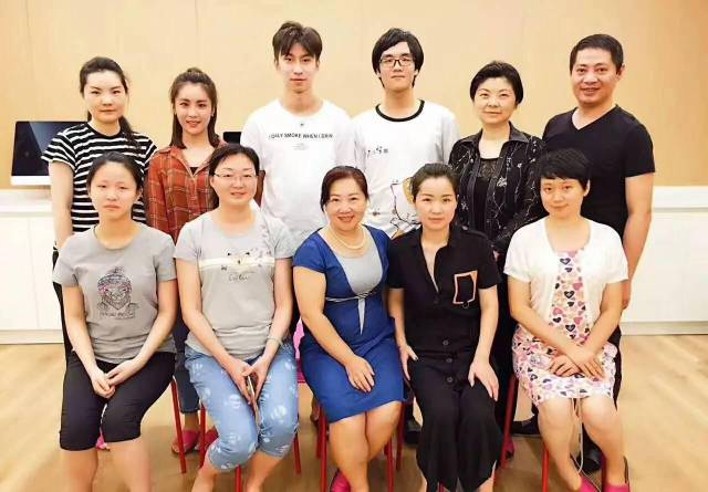 这些人都属于城市的精英人群,比如江湾城一个小区里就有近200位韩家班