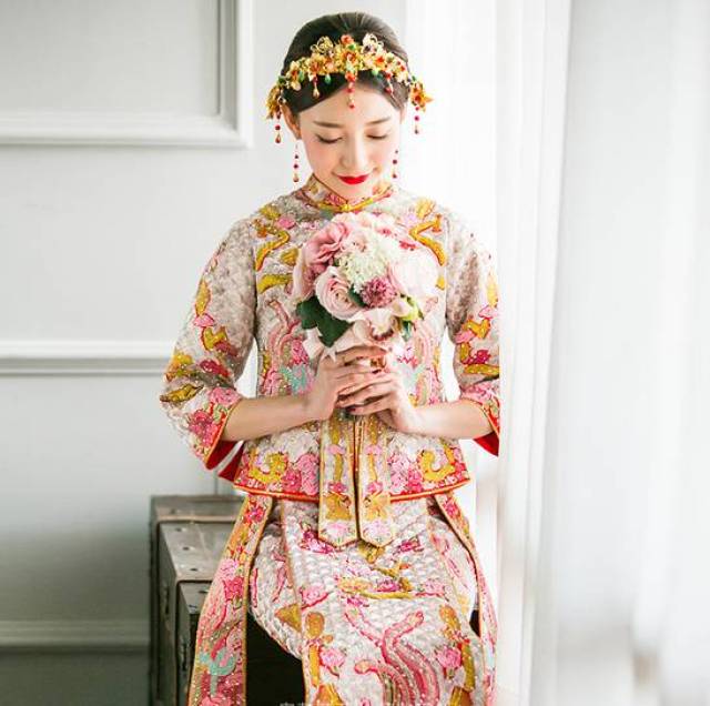 明星结婚时都会穿的中式礼服,到底该怎么选?