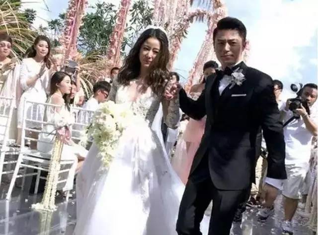 林心如挺孕肚逛街?霍建华面露不悦,终于明白结婚时他为什么板脸