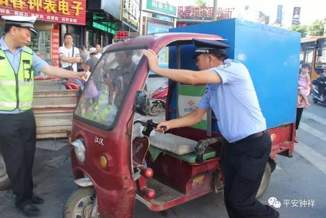 这样骑电动三轮车的柴湖人,你肯定认识!太害人了!