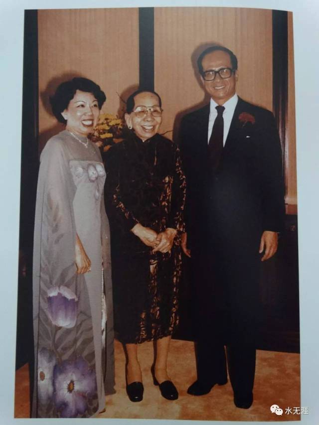 李嘉诚先生与其母庄碧琴和妻子庄月明合影,背景为1978年4月27日.