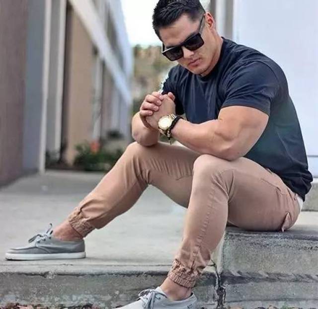 肌肉男低调露肉满屏都是荷尔蒙