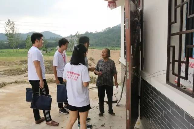 在灾后重建的安置房 向老奶奶了解情况 大骨五班第一组  孝昌县周巷镇