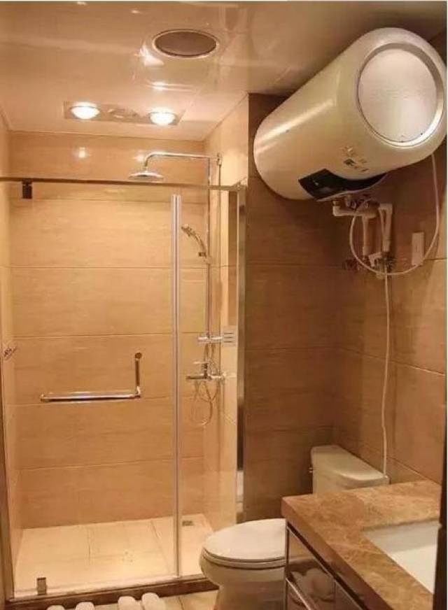 7,如果卫生间足够大,尽量做个淋浴房.免得地面总是湿漉