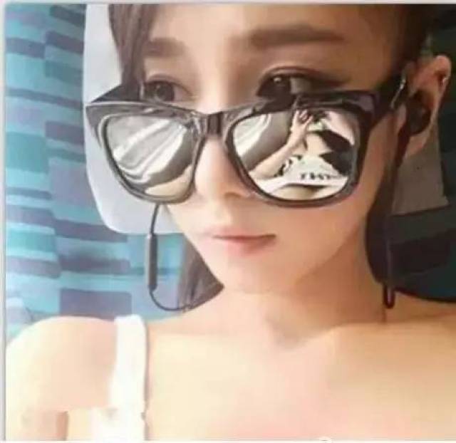 【每日内涵图精选】火车上最舒服的姿势!