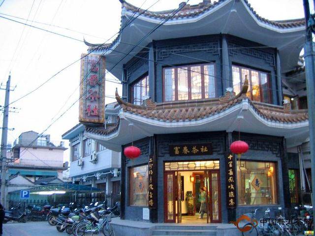 茶社的店主已经换过了几茬,"富春"的招牌却已经深入了扬州人的心.