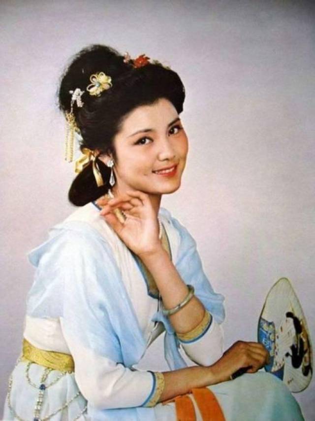 年轻时候的姜黎黎气质很温婉,两个甜甜的酒窝,更是为她增色不少.