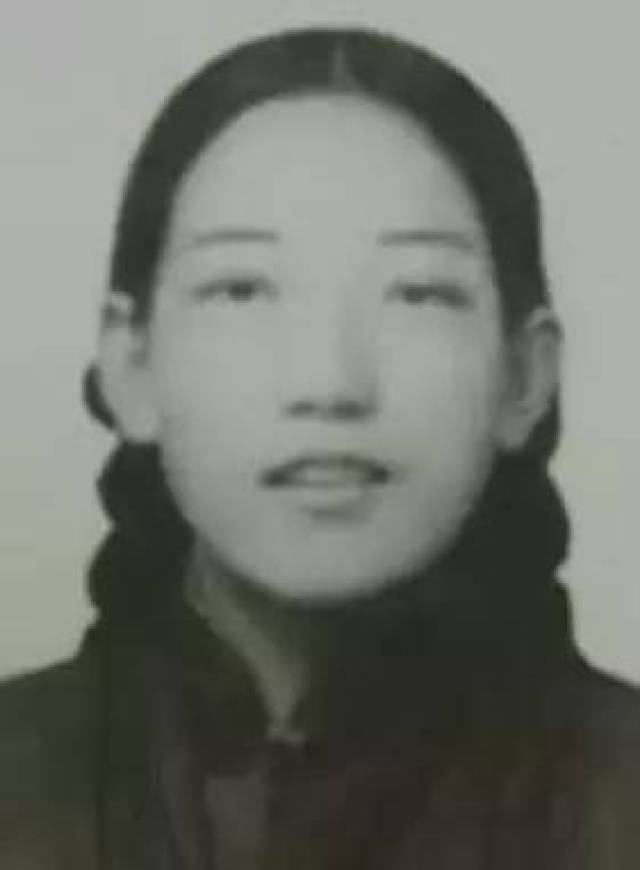 这张照片里的姑娘叫萨耶卓玛,1941年,王洛宾在拍摄电影《民族万岁》