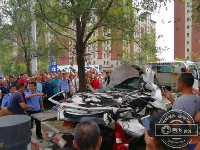 吉林一辆拉煤车侧翻压扁过路小轿车 90后未婚女子死亡家属哭晕倒