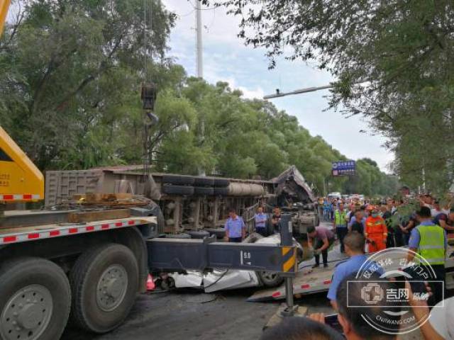 吉林一辆拉煤车侧翻压扁过路小轿车 90后未婚女子死亡家属哭晕倒