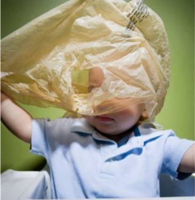 每年因把塑料袋,保鲜膜戴在头上窒息的宝宝也有很多,所以莫要把这个