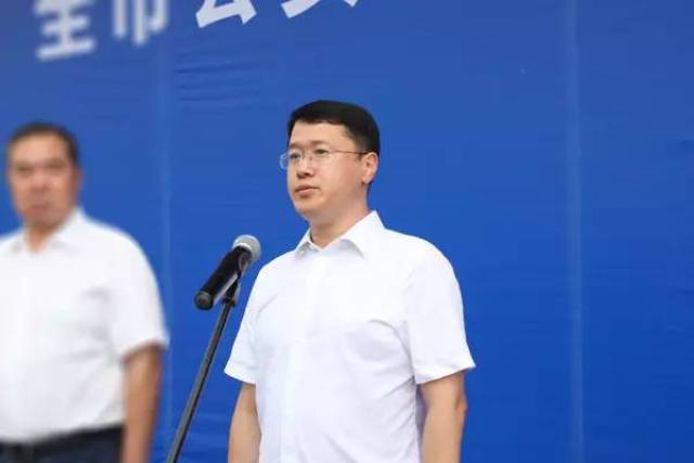 (图为李勇同志出席全市公安机关"十九大"安保出警仪式并下达出警令)