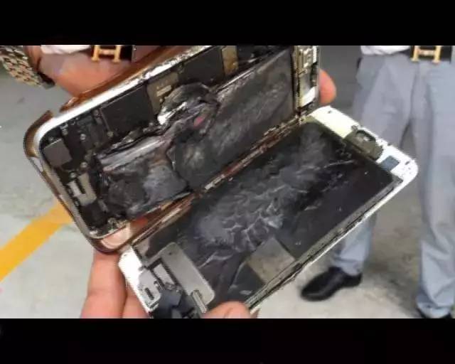 腿部也被烧出泡…… 这就是田先生所说的手机,爆炸已经让这台苹果手机