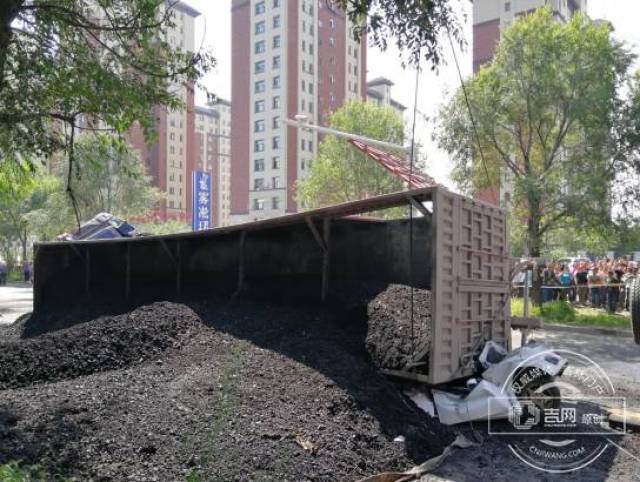 吉林一辆拉煤车侧翻压扁过路小轿车 90后未婚女子死亡家属哭晕倒