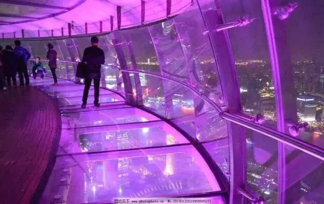 透过玻璃360度无死角的看看上海的夜景,浦江两岸的灯光次第亮起,流光