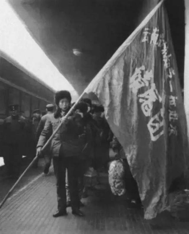 1978年:百名知青卧轨拦军列回城风波