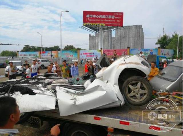 吉林一辆拉煤车侧翻压扁过路小轿车 90后未婚女子死亡家属哭晕倒