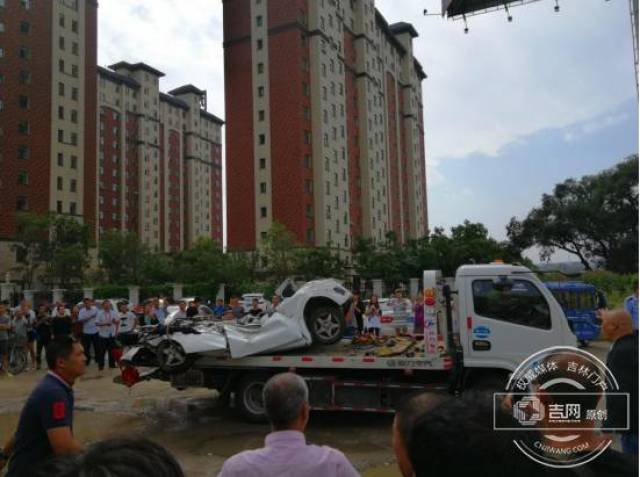 吉林一辆拉煤车侧翻压扁过路小轿车 90后未婚女子死亡家属哭晕倒