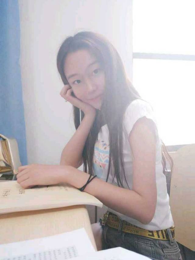 朱珠小公举是北京印刷学院自动化专业的一名学生,擅长主持,爱好旅游