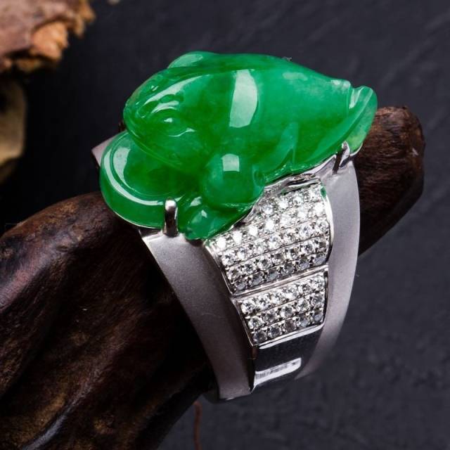 翡翠金蟾戒指,口含钱币 翡翠鼠